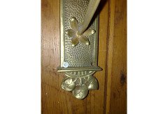 A single Arts & Crafts brass wall light - Thumbnail 5