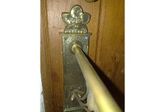 A single Arts & Crafts brass wall light - Thumbnail 6