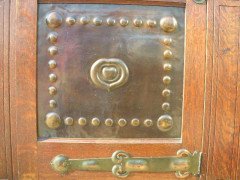 Shapland & Petter. A stunning Arts & Crafts Oak Hall Cupboard with an upper area for display - Thumbnail 12
