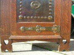 Shapland & Petter. A stunning Arts & Crafts Oak Hall Cupboard with an upper area for display - Thumbnail 14