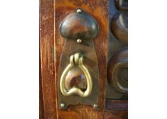 Shapland & Petter. A stunning Arts & Crafts Oak Hall Cupboard with an upper area for display - Thumbnail 18