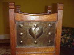 Shapland & Petter. Arts & Crafts Oak plant stand with repousse copper heart detailed panel - Thumbnail 3