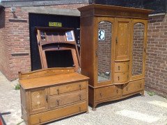 Shapland & Petter. A stunning Oak treble wardrobe and matching chest-of-drawers/cupboard - Thumbnail 2