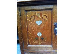 Shapland & Petter. A stunning Oak treble wardrobe and matching chest-of-drawers/cupboard - Thumbnail 15