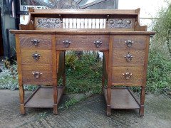 Shapland & Petter. A stunning Arts & Crafts Oak desk with an upper shelf - Thumbnail 1