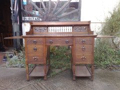 Shapland & Petter. A stunning Arts & Crafts Oak desk with an upper shelf - Thumbnail 2