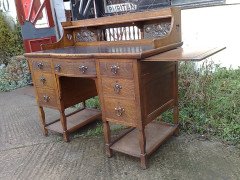Shapland & Petter. A stunning Arts & Crafts Oak desk with an upper shelf - Thumbnail 3