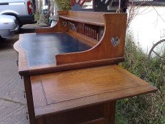 Shapland & Petter. A stunning Arts & Crafts Oak desk with an upper shelf - Thumbnail 5