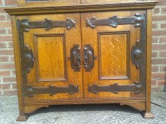 Shapland & Petter. An Arts & Crafts Oak bookcase of superior quality with flaring cornice - Thumbnail 9
