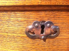 Shapland & Petter. An Arts & Crafts dressing table with heart cut-outs below the shelf - Thumbnail 8