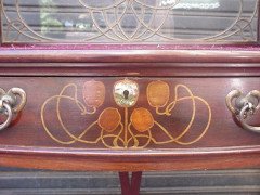 Shapland & Petter. A fantastic mahogany desk inlaid with stylised flowers of various fruit woods - Thumbnail 9