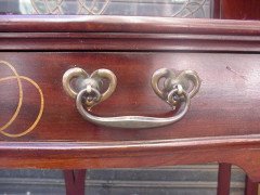 Shapland & Petter. A fantastic mahogany desk inlaid with stylised flowers of various fruit woods - Thumbnail 10