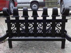 M. H. Baillie Scott, attributed. A Hand Forged Iron Grate with Integrated Andirons - Thumbnail 3