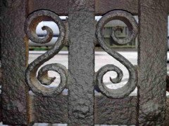 M. H. Baillie Scott, attributed. A Hand Forged Iron Grate with Integrated Andirons - Thumbnail 5