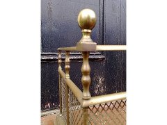 Well-Crafted Aesthetic Movement Brass Fire Fender with Turned Details & Finials - Thumbnail 3