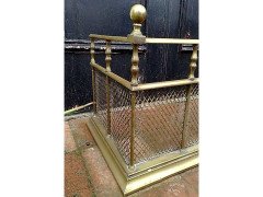 Well-Crafted Aesthetic Movement Brass Fire Fender with Turned Details & Finials - Thumbnail 4