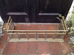 Well-Crafted Aesthetic Movement Brass Fire Fender with Turned Details & Finials - Thumbnail 2