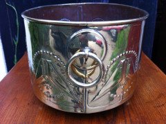 Margaret Gilmour, attributed. Arts & Crafts Brass Planter with Embossed Kissing Birds - Thumbnail 3
