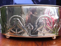 Margaret Gilmour, attributed. Arts & Crafts Brass Planter with Embossed Kissing Birds - Thumbnail 4