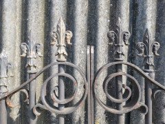Pair of Mid to Late Victorian Cast Iron Gates with Fluer De Lys Finials - Thumbnail 4