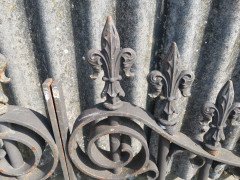 Pair of Mid to Late Victorian Cast Iron Gates with Fluer De Lys Finials - Thumbnail 5