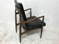 Finn Juhl, attributed. Scandinavian Teak Armchair with a Sculptural Design - Thumbnail 4