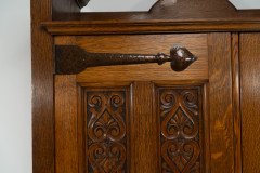 Shapland & Petter. A quality Glasgow style Arts & Crafts Oak Hall cupboard - Thumbnail 5