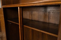 Shapland & Petter. A quality Glasgow style Arts & Crafts Oak Hall cupboard - Thumbnail 16