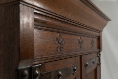 Arts & Crafts Oak Linen Press by Liberty & Co. with Fleur De Lys carved details - Thumbnail 10