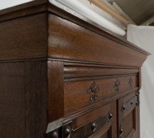 Arts & Crafts Oak Linen Press by Liberty & Co. with Fleur De Lys carved details - Thumbnail 11