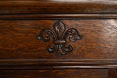 Arts & Crafts Oak Linen Press by Liberty & Co. with Fleur De Lys carved details - Thumbnail 12