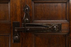 Arts & Crafts Oak Linen Press by Liberty & Co. with Fleur De Lys carved details - Thumbnail 13