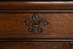 Arts & Crafts Oak Linen Press by Liberty and Co with Fleur De Lys carved details - Thumbnail 18