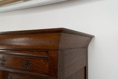 Arts & Crafts Oak Linen Press by Liberty & Co. with Fleur De Lys carved details - Thumbnail 22
