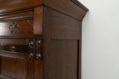 Arts & Crafts Oak Linen Press by Liberty & Co. with Fleur De Lys carved details - Thumbnail 23