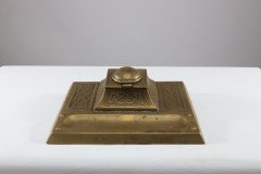 Magaret Gilmour School. An Arts & Crafts brass inkwell with a dome lid and Celtic interlacing - Thumbnail 2
