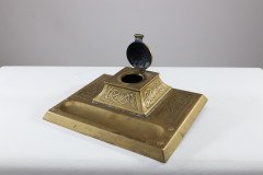 Magaret Gilmour School. An Arts & Crafts brass inkwell with a dome lid and Celtic interlacing - Thumbnail 3