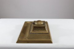 Magaret Gilmour School. An Arts & Crafts brass inkwell with a dome lid and Celtic interlacing - Thumbnail 4
