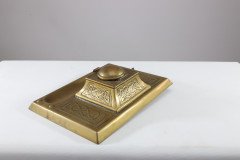 Magaret Gilmour School. An Arts & Crafts brass inkwell with a dome lid and Celtic interlacing - Thumbnail 5