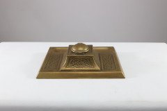 Magaret Gilmour School. An Arts & Crafts brass inkwell with a dome lid and Celtic interlacing - Thumbnail 6