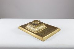 Magaret Gilmour School. An Arts & Crafts brass inkwell with a dome lid and Celtic interlacing - Thumbnail 7