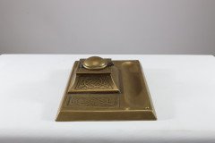 Magaret Gilmour School. An Arts & Crafts brass inkwell with a dome lid and Celtic interlacing - Thumbnail 8
