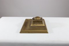 Magaret Gilmour School. An Arts & Crafts brass inkwell with a dome lid and Celtic interlacing - Thumbnail 11