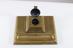 Magaret Gilmour School. An Arts & Crafts brass inkwell with a dome lid and Celtic interlacing - Thumbnail 13