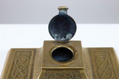 Magaret Gilmour School. An Arts & Crafts brass inkwell with a dome lid and Celtic interlacing - Thumbnail 15
