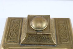 Magaret Gilmour School. An Arts & Crafts brass inkwell with a dome lid and Celtic interlacing - Thumbnail 16