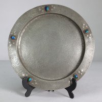 Liberty and Co (attributed). An Arts & Crafts hand hammered pewter plate with five blue enamel jewels - Thumbnail 1