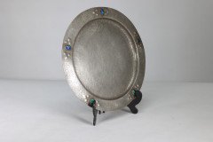 Liberty and Co (attributed). An Arts & Crafts hand hammered pewter plate with five blue enamel jewels - Thumbnail 11