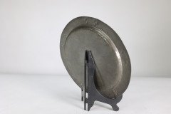 Liberty and Co (attributed). An Arts & Crafts hand hammered pewter plate with five blue enamel jewels - Thumbnail 14
