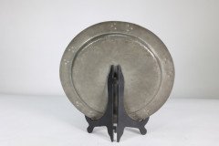 Liberty and Co (attributed). An Arts & Crafts hand hammered pewter plate with five blue enamel jewels - Thumbnail 15